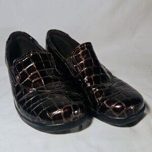 Clarks Brown Turtle Texture Clogs – Size 7